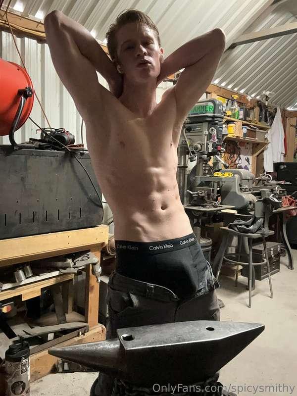 A hangout in the shop with me always comes with a show ⚒️