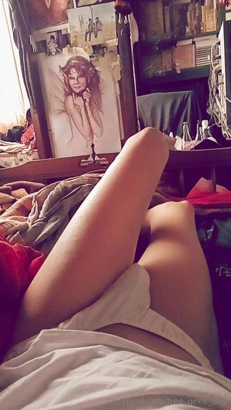 Buenos días, te gusta mi tanga blanca?Watch more in @geekfem..