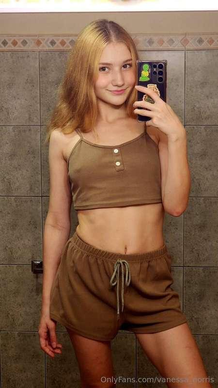 It’s a mirror selfie again 🙈 maybe I should post it everyday..