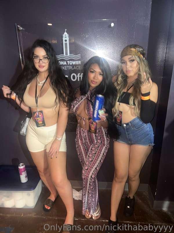 Wit my baddies 💜💜