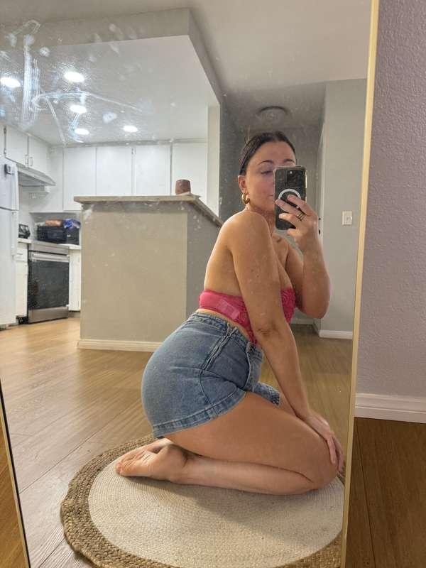 I wanna be in your friday night plans 🥵