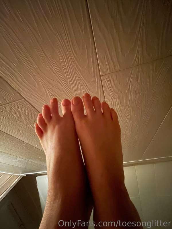 So yesterday I soaked my feet in the moisturizing socks. Now..