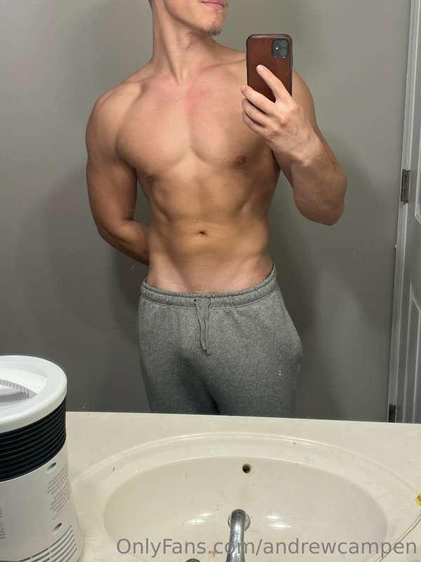 We like gray sweatpants right? 😜😏