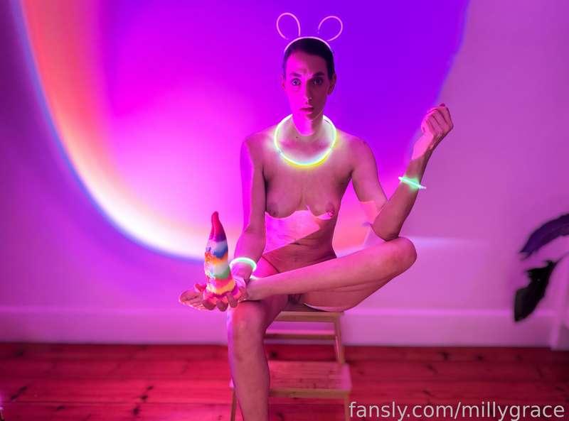 Glow like nobody’s watching, Masturbate like everyones watching✨💫

#fyp #nude #naked #milfe #petite #boobs #glowinthedark #glow #tentacle #dildo #fantasydildo 
