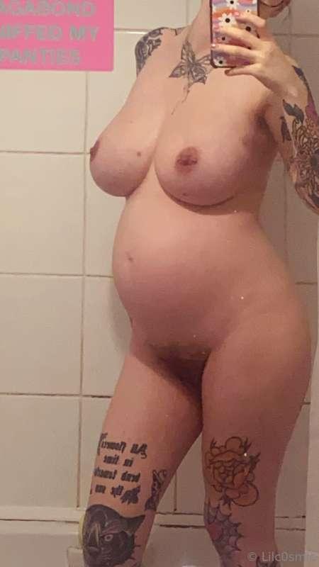Lil bump date before my shower, I feel hugeee 😭