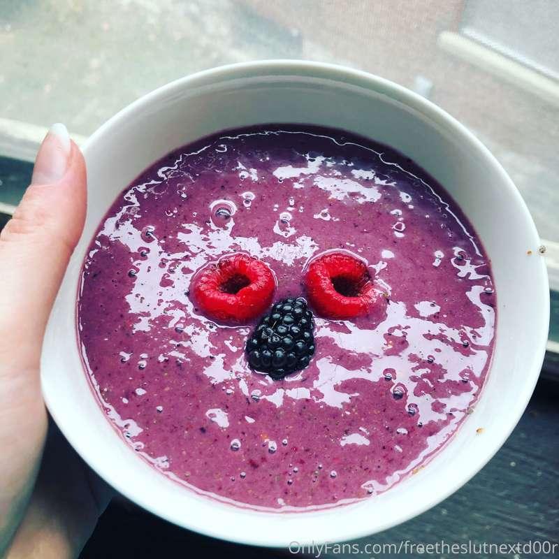 My smoothie bowl has a face 👁🍓👁