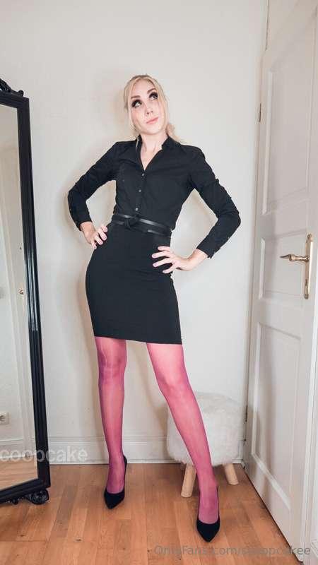 Do you want to see more of this hot outfit? Join my on my VI..