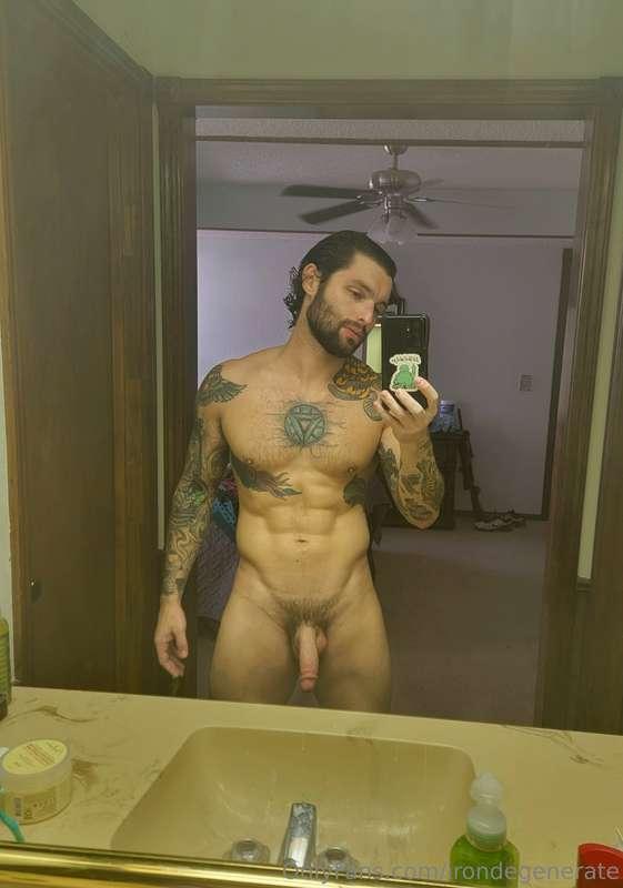 Last selfie in this awful lighting. On the road soon.