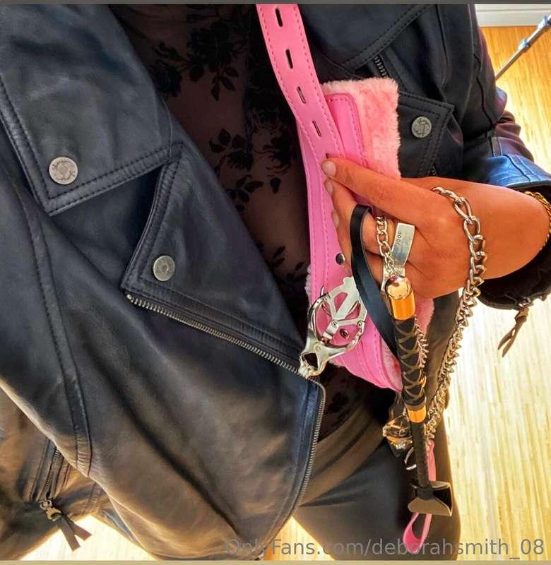 Du wirst still, wenn ich das Halsband raushole.Pink, plüschi..