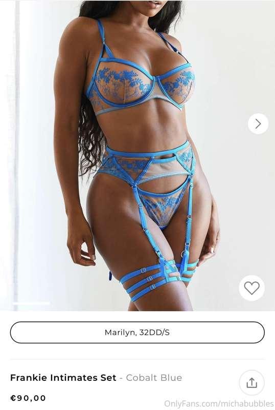 I saw this set here! 😍 fuck, it would look so good on me! 
P..