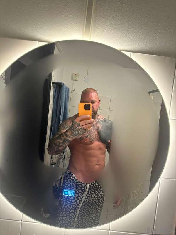 Good morning, completely clean from the shower, come and get..