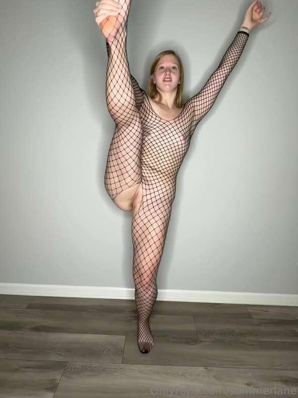 Flexible girls are more fun 😏