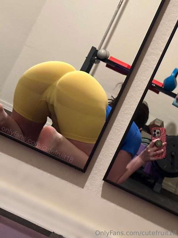 mirrors are veryy distracting 👀