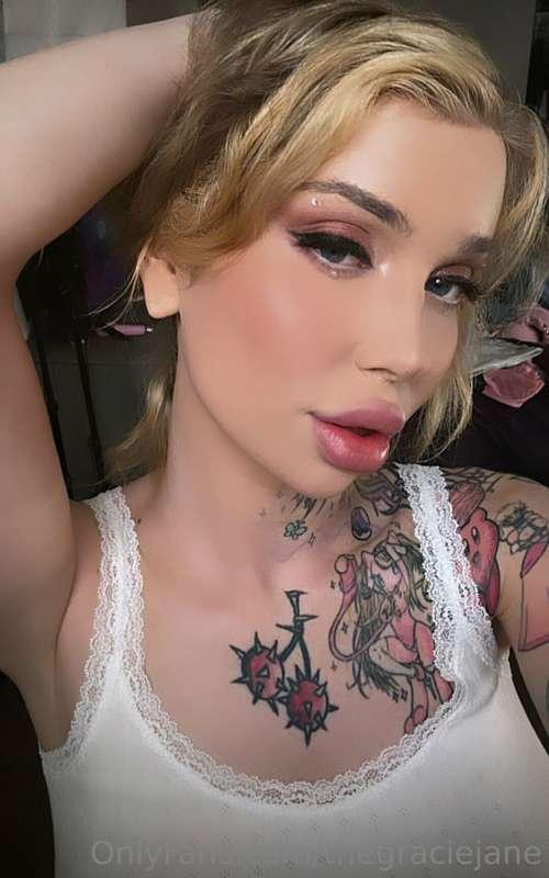 Took a selfie looking hot and pouting… cos you still haven’t..