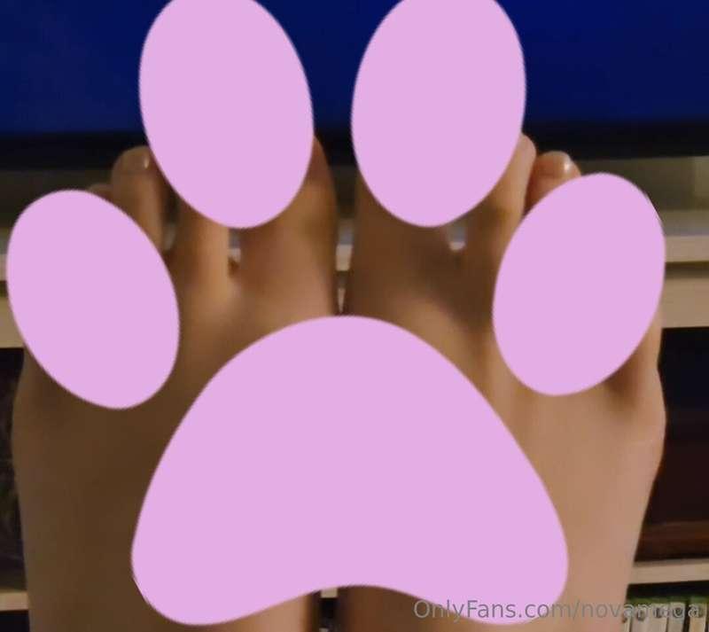 12 seconds of Foot-age stretching my cute toes 🤭