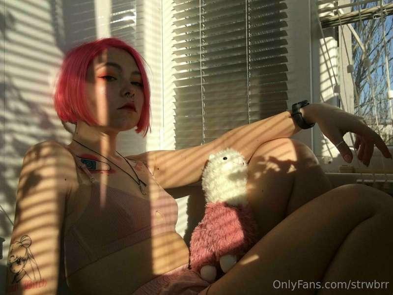 Pink underwear, pink hair and pink glasses 👀