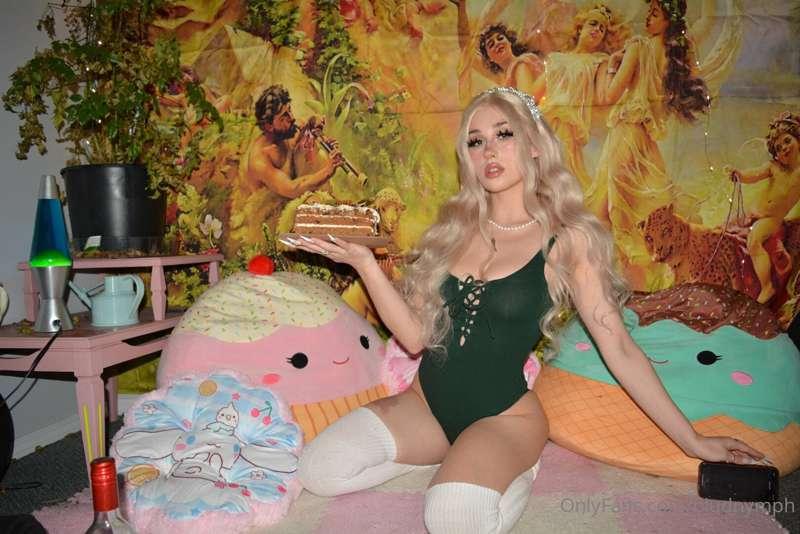 It's my MF BDAYYY 🎉 unlock to see me lick this cake and suck..