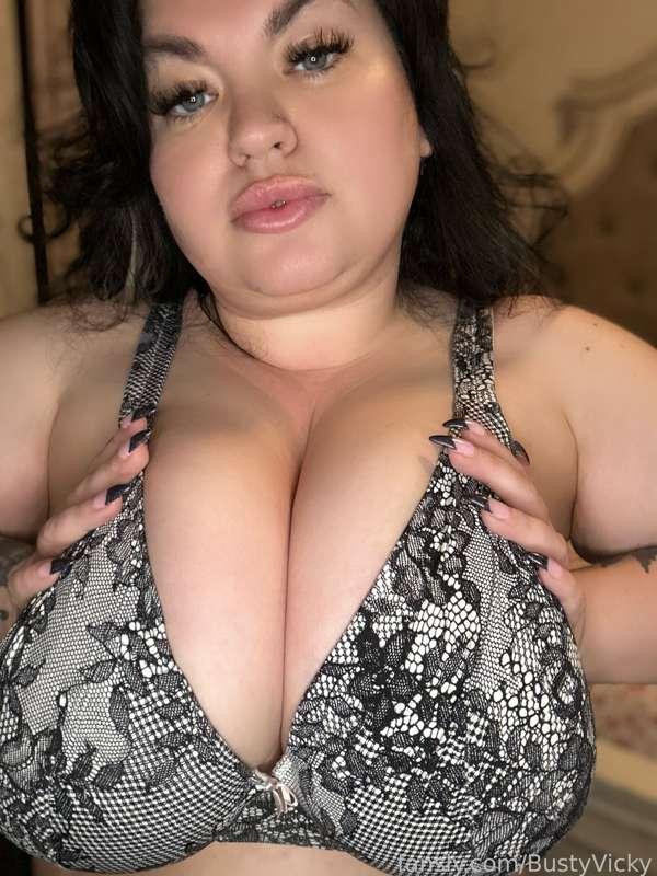 bustyvicky image #2