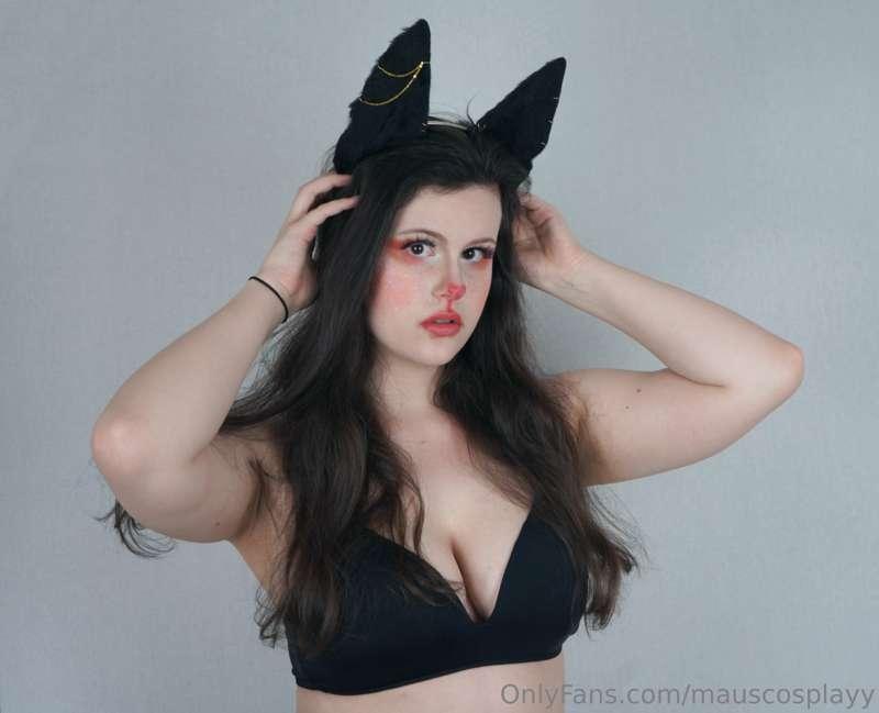 Oh hello~ I didn't see you there... You like bunny girls? 💙