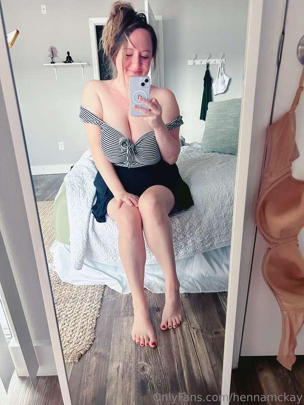 wish you could feel how soft my shaved pussy is right now 😌 ..