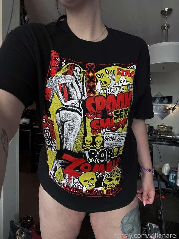 Do you like my new shirt?

#fyp #tall #tallgirl #goth #gothgirl #altgirl #alternative #purplehair #thicc #musclemommy #tattoos #inked #thighs #spooky #horror 