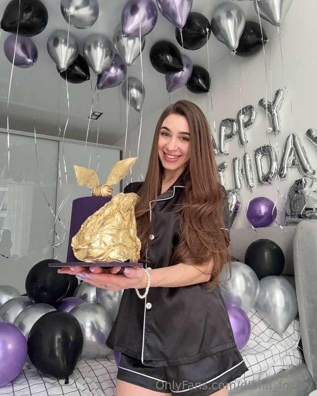 This was such an incredible cake for my birthday! 💜