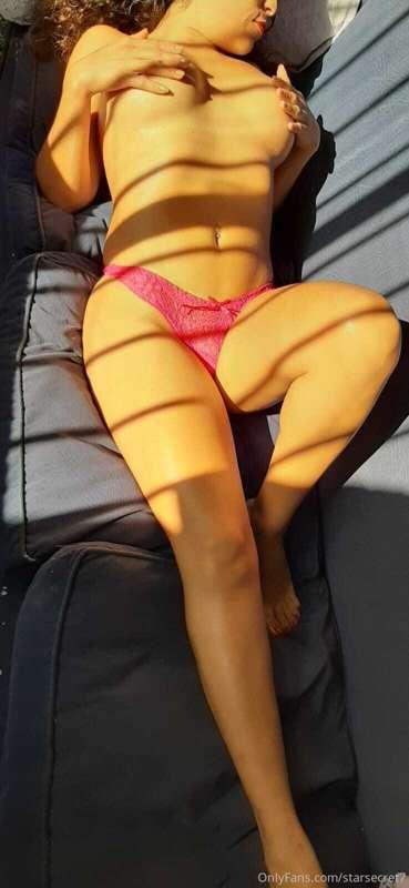 Agárrame fuerte en el sofá, entre besos y caricias,  babita ..