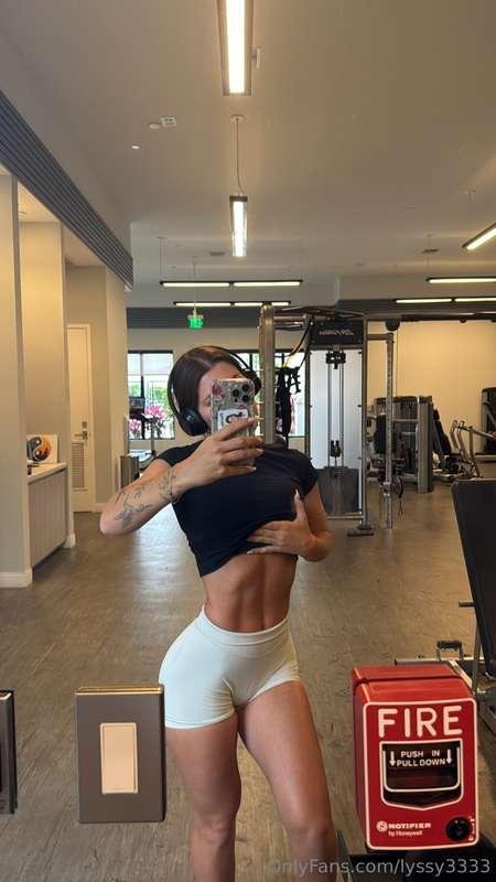 NEW VIP PAGE IS UP!! go to @lyssybg3 to handle all your sexu..