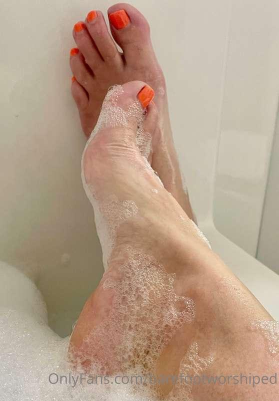It's time for your dinner. 👅 Come lick these dry