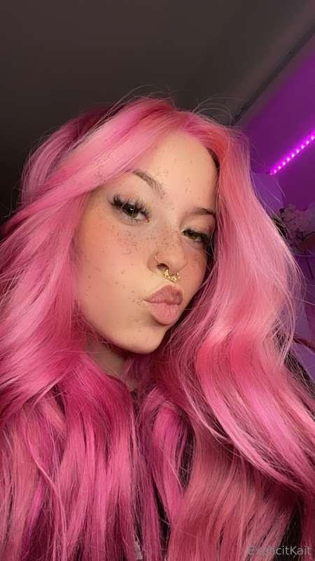 :>