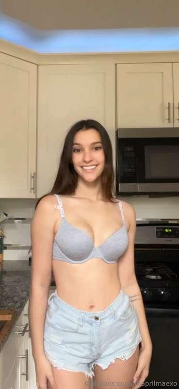 Come take off my bra 🙈