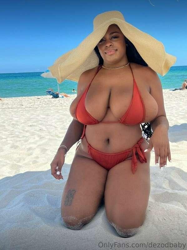 She is really really hot! Perfect voluptuous body.
Go and su..