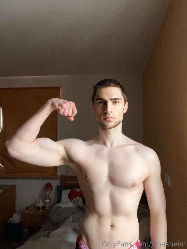 half flex... half still waking up 😅 but the work’s been done..