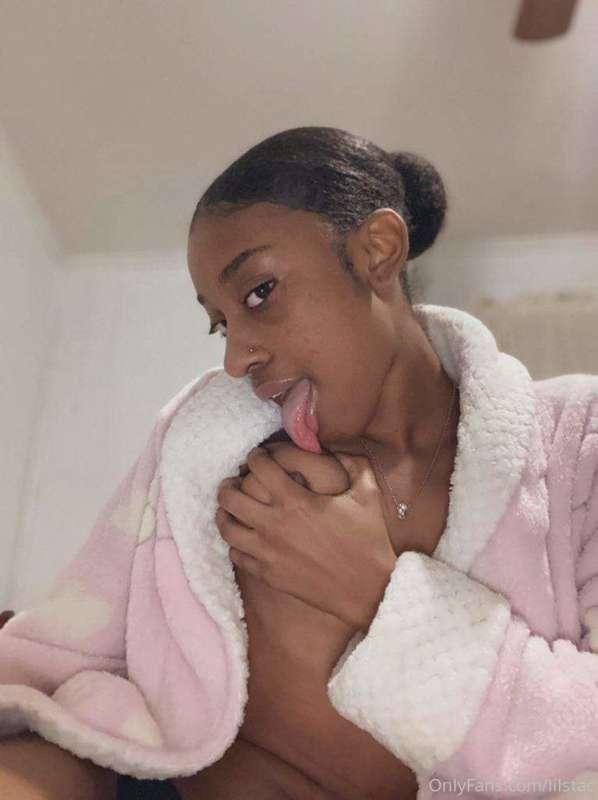 Come join me I’m a 19 Yr/Old Petite Newbie 👩🏽✨
•Explicit con..