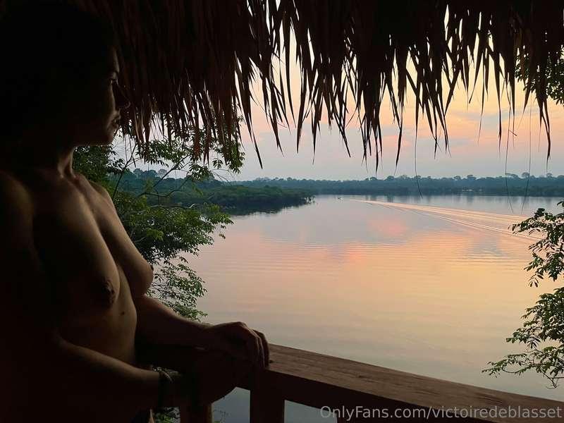 Boobs with a view - Amazonia