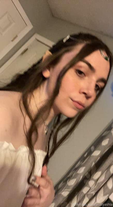 Would u pay to see dis elf girl take a fat dildo Hehehehe