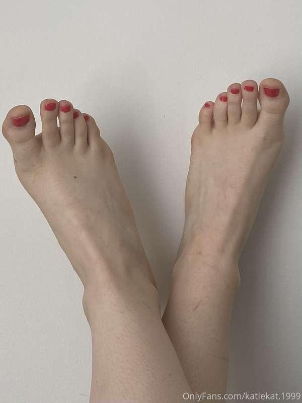 Happy foot fetish Friday everyone!😘 What do you guys think o..