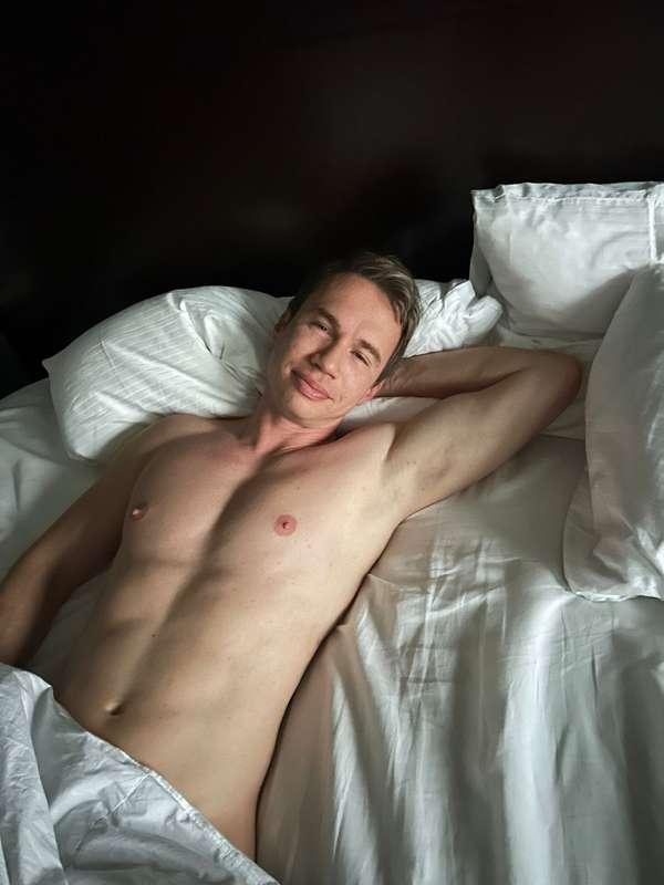 Just me, stretched out and waiting… Wanna join? 😉 Feels like..