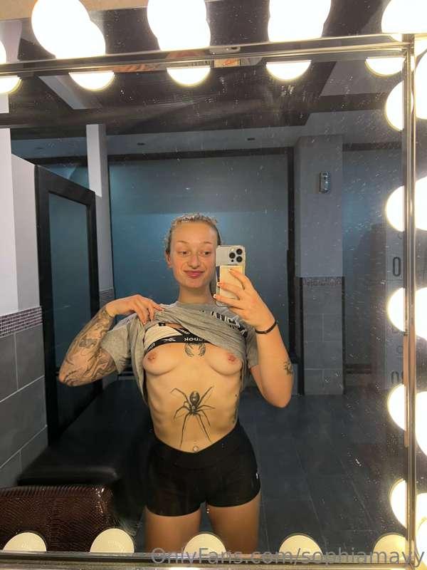 testing out a new gym! Quick titty flash😉

can’t wait to rec..