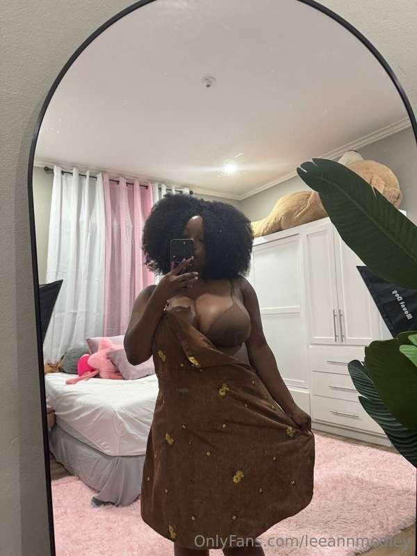 Do you like my dress babe?🤭