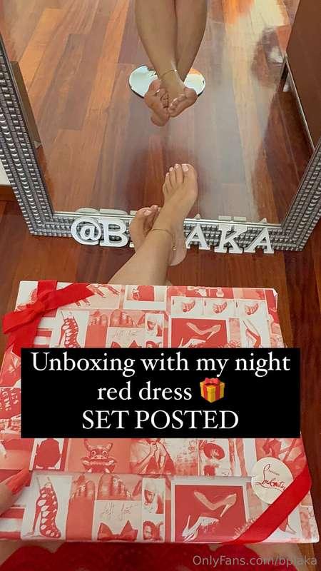 Unboxing with my night red dress 🎁