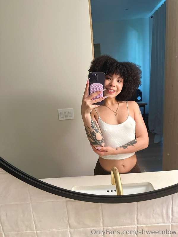 Oops, no bra 😇