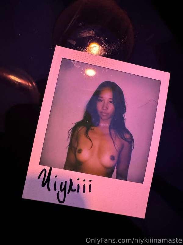 Titties(: 
Anyone want to buy Polaroids? 🌹💕