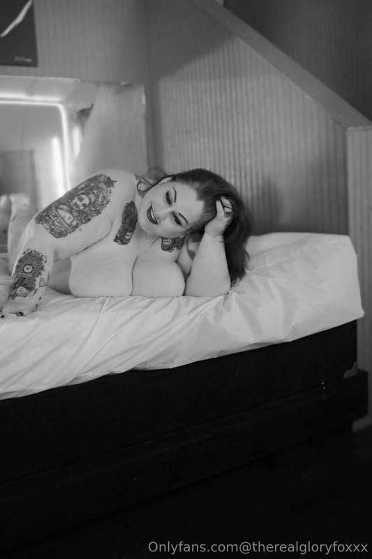 🖤🤍 Love black and white aesthetics!