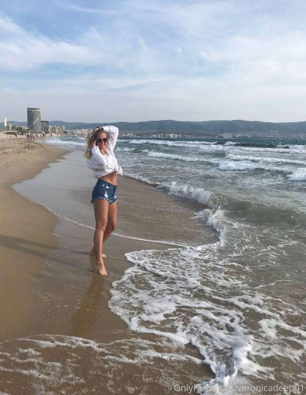 Take me back to summer , I need some vitamin sea 🏖🥰