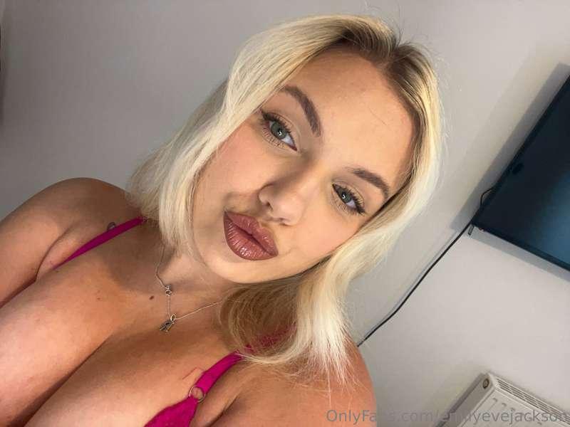 I think my dms are broke, dm me if you see this 💗