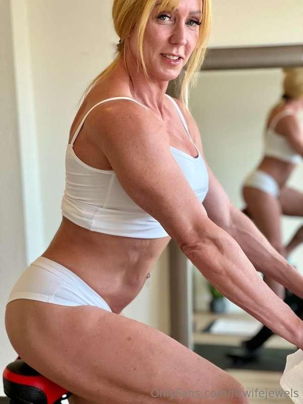 Posting this just to remind you how good I look with clothes..