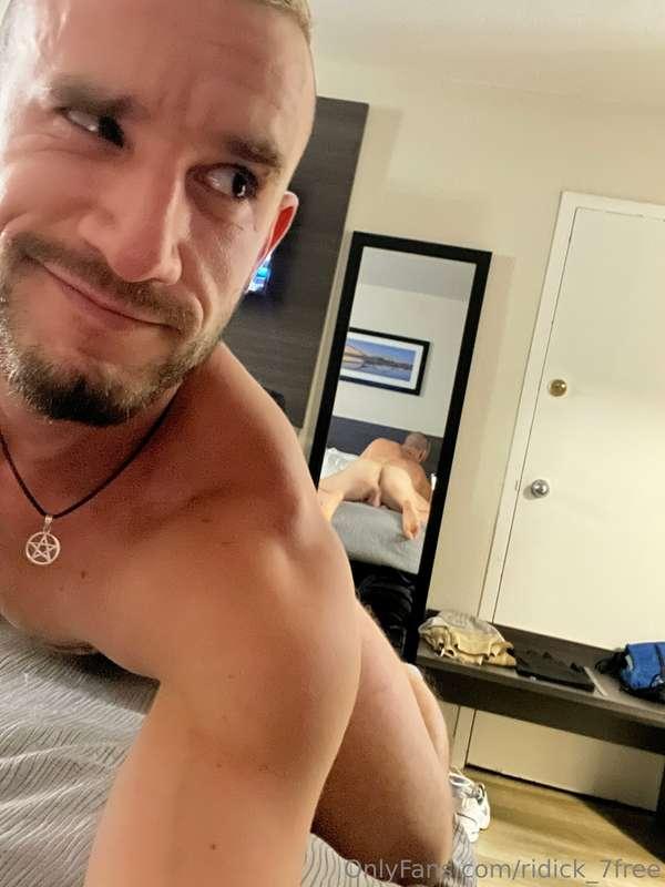 Waiting for you on the bed😈🍑