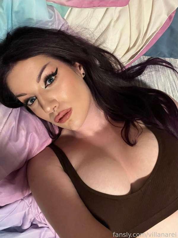 Some post-stream selfies all cozy in my bed 💖 