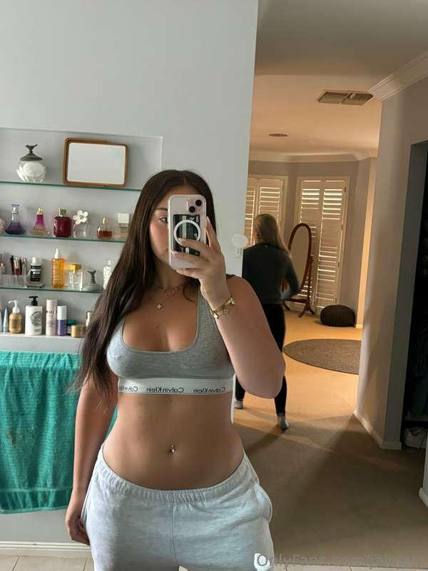 Bored at home , chat to me xx